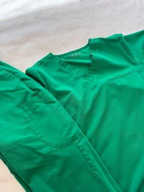 Women’s V-neck Scrub Set - Kelly Green